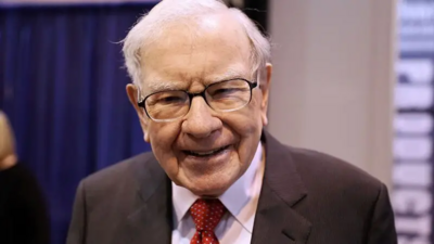 Warren Buffett honors Charlie Munger in annual note, Berkshire reports record cash pile